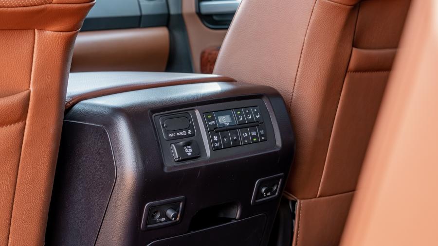 Детали интерьера Toyota Sequoia Platinum 2017 года  (фото 24 из 30)